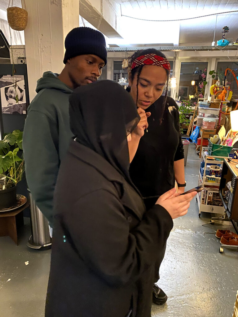 Thomas and Muhammed bonding at FRENS Table Rotterdam through art.